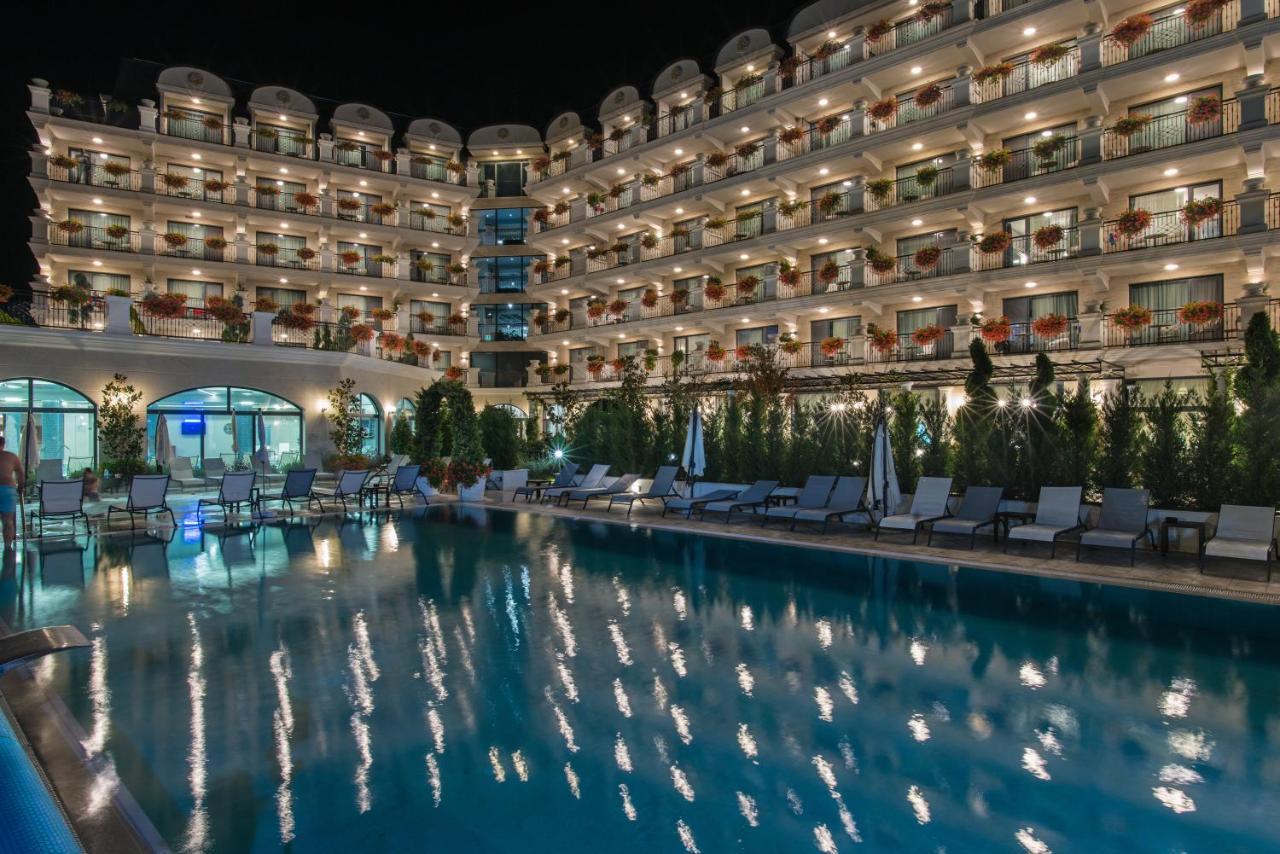 Casa Di Fiore Spa And Medical Hotel, Mineral Pools & Private Beach كرانيفو المظهر الخارجي الصورة The hotel at night