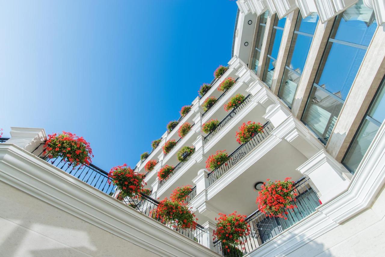 Casa Di Fiore Spa And Medical Hotel, Mineral Pools & Private Beach كرانيفو المظهر الخارجي الصورة The hotel's balconies