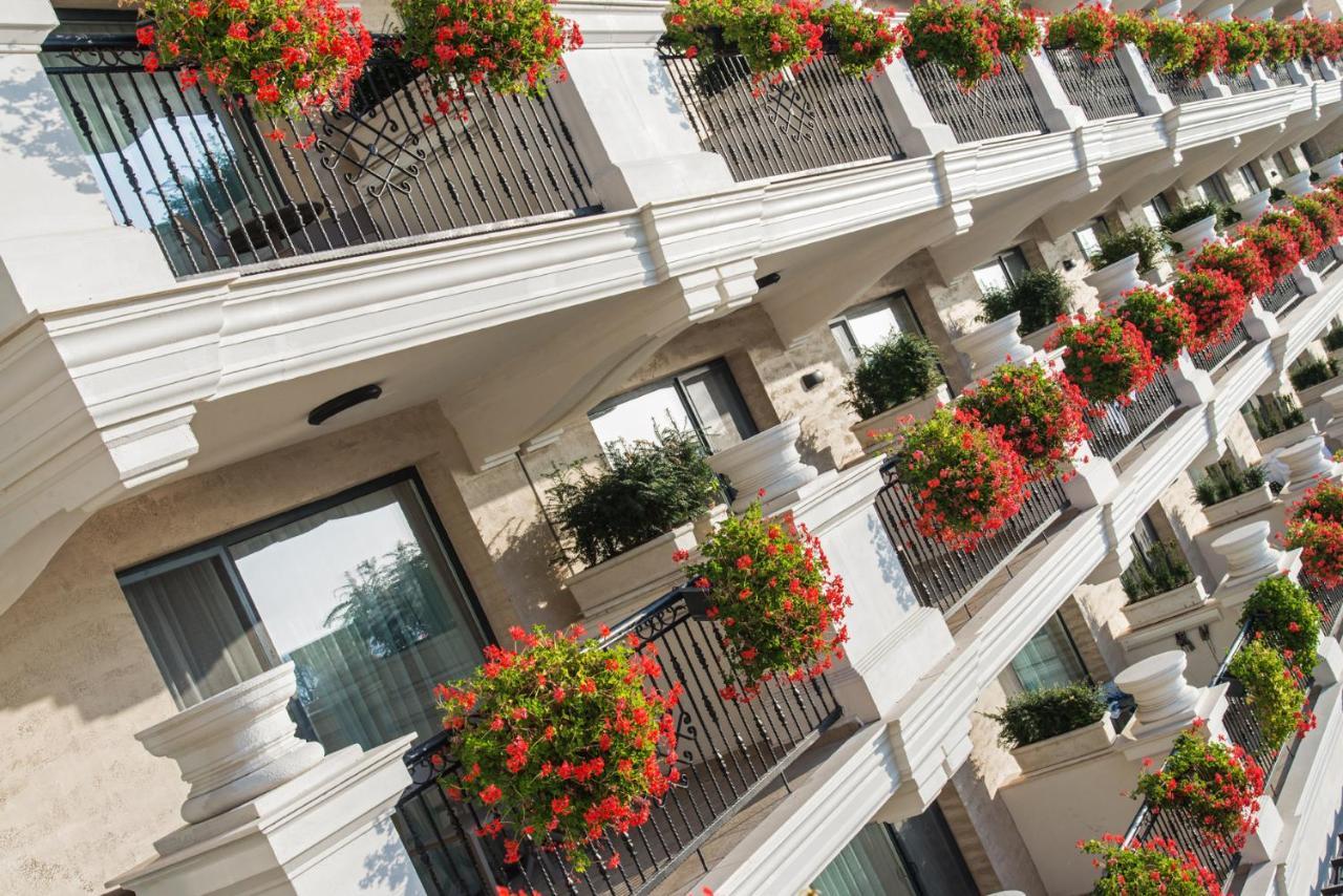 Casa Di Fiore Spa And Medical Hotel, Mineral Pools & Private Beach كرانيفو المظهر الخارجي الصورة The Hotel's balconies