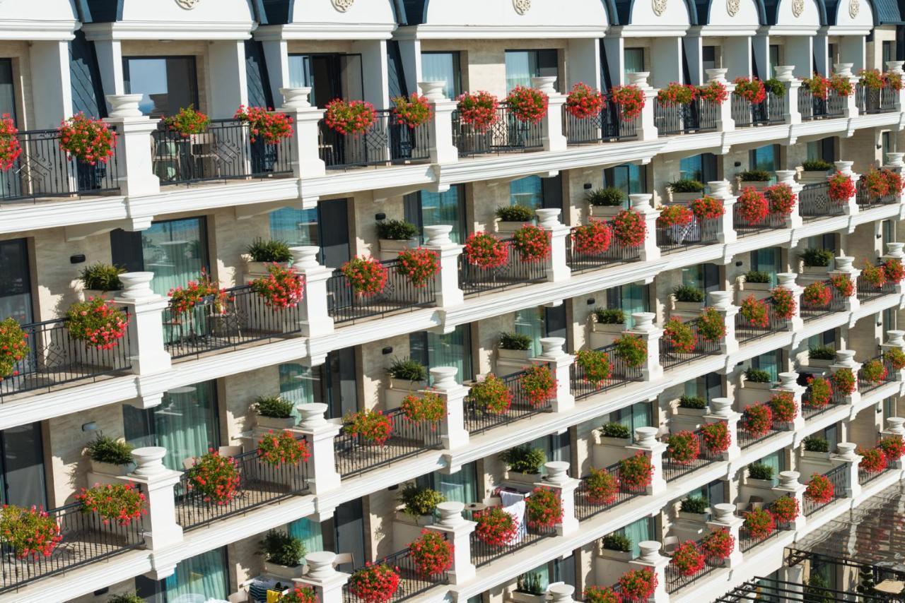 Casa Di Fiore Spa And Medical Hotel, Mineral Pools & Private Beach كرانيفو المظهر الخارجي الصورة Balconies of the hotel
