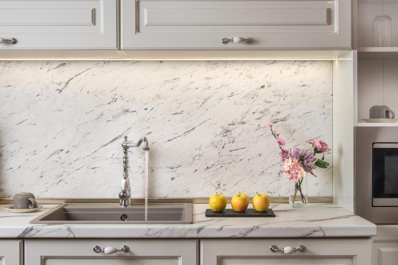 Casa Di Fiore Spa And Medical Hotel, Mineral Pools & Private Beach كرانيفو المظهر الخارجي الصورة A kitchen with a marble countertop