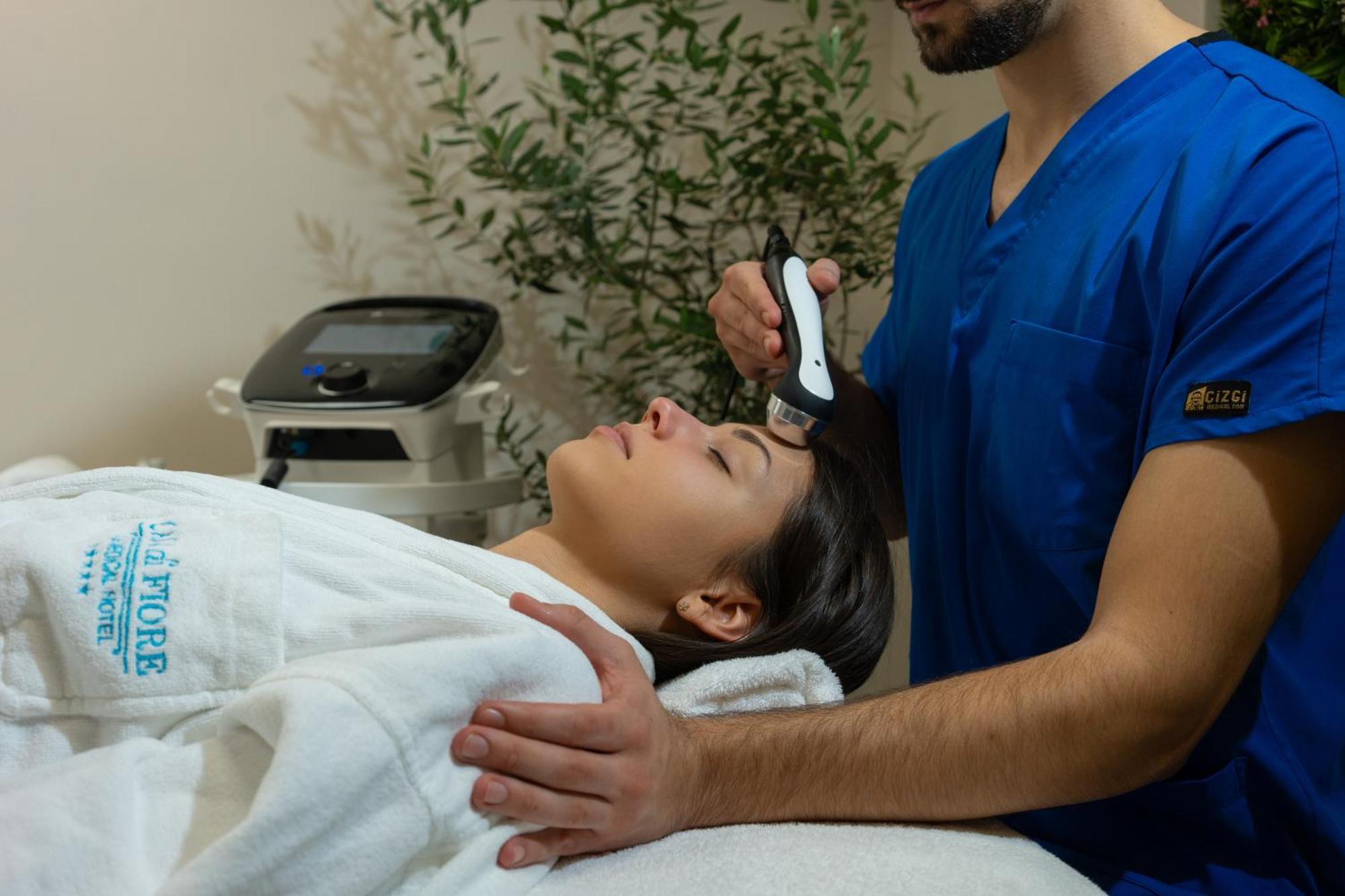Casa Di Fiore Spa And Medical Hotel, Mineral Pools & Private Beach كرانيفو المظهر الخارجي الصورة A woman receiving a facial treatment