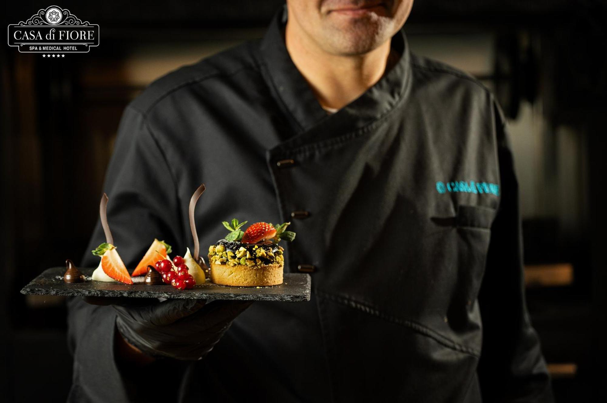 Casa Di Fiore Spa And Medical Hotel, Mineral Pools & Private Beach كرانيفو المظهر الخارجي الصورة Chef with a dessert