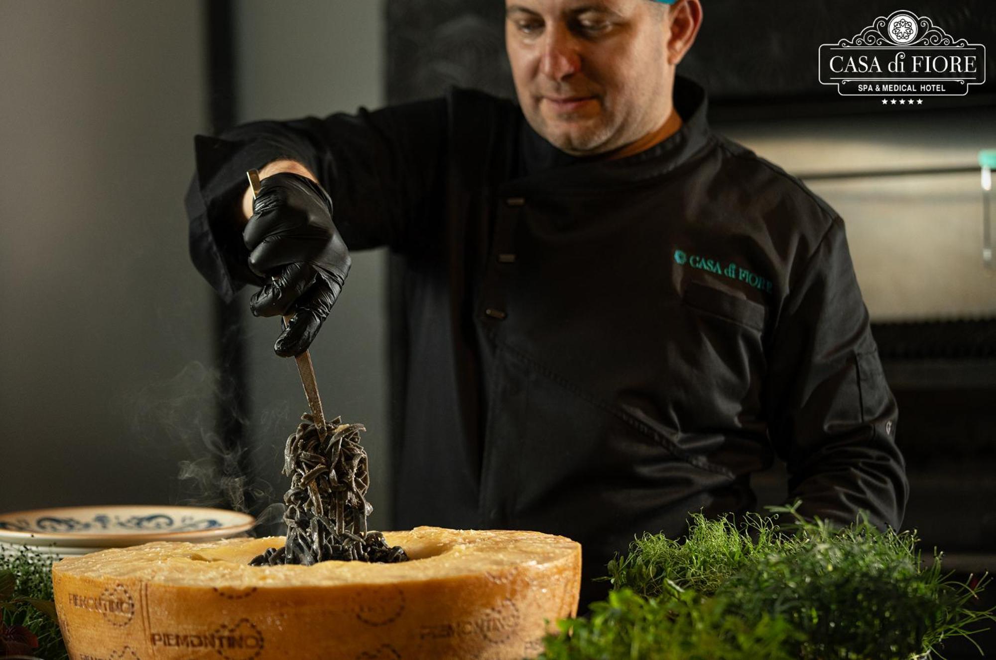 Casa Di Fiore Spa And Medical Hotel, Mineral Pools & Private Beach كرانيفو المظهر الخارجي الصورة Chef using black truffle