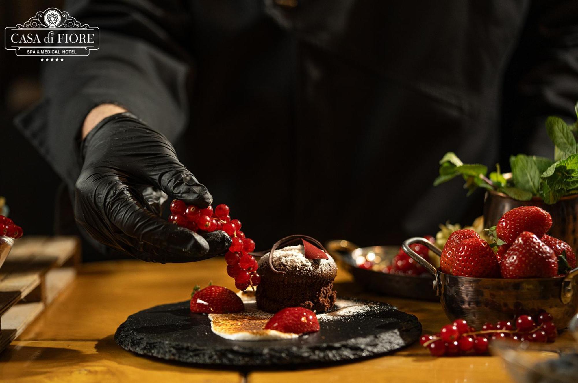 Casa Di Fiore Spa And Medical Hotel, Mineral Pools & Private Beach كرانيفو المظهر الخارجي الصورة A pastry chef preparing a dessert
