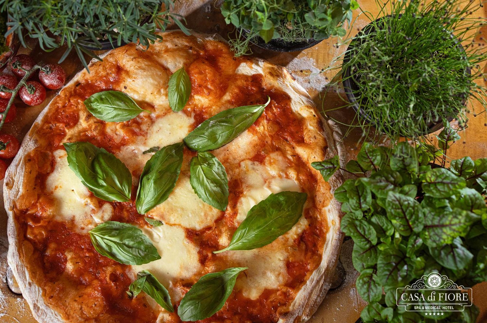 Casa Di Fiore Spa And Medical Hotel, Mineral Pools & Private Beach كرانيفو المظهر الخارجي الصورة Pizza with fresh basil