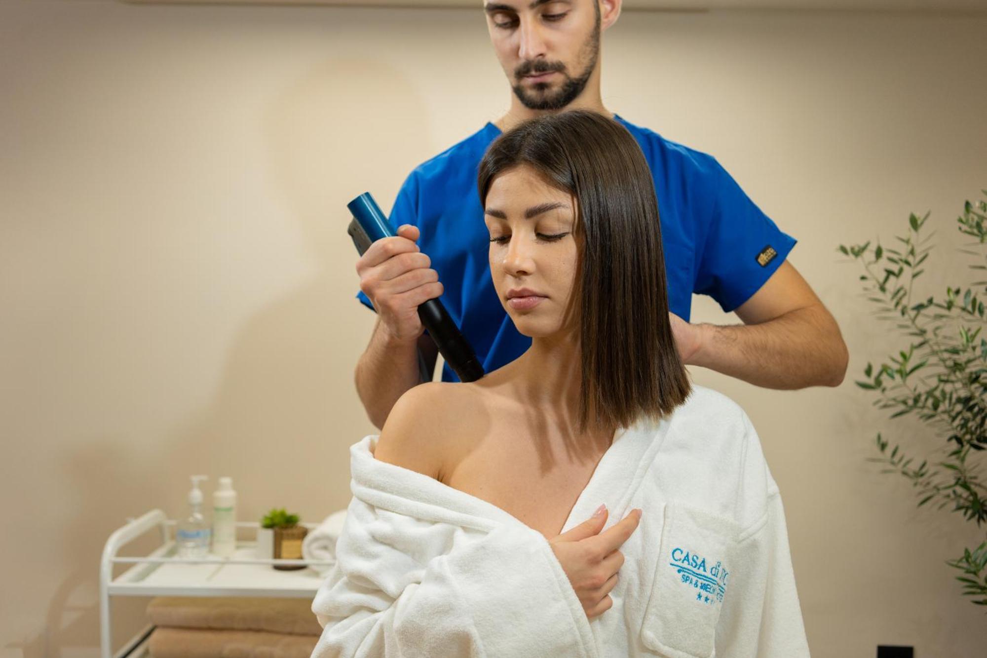 Casa Di Fiore Spa And Medical Hotel, Mineral Pools & Private Beach كرانيفو المظهر الخارجي الصورة A woman receiving a massage