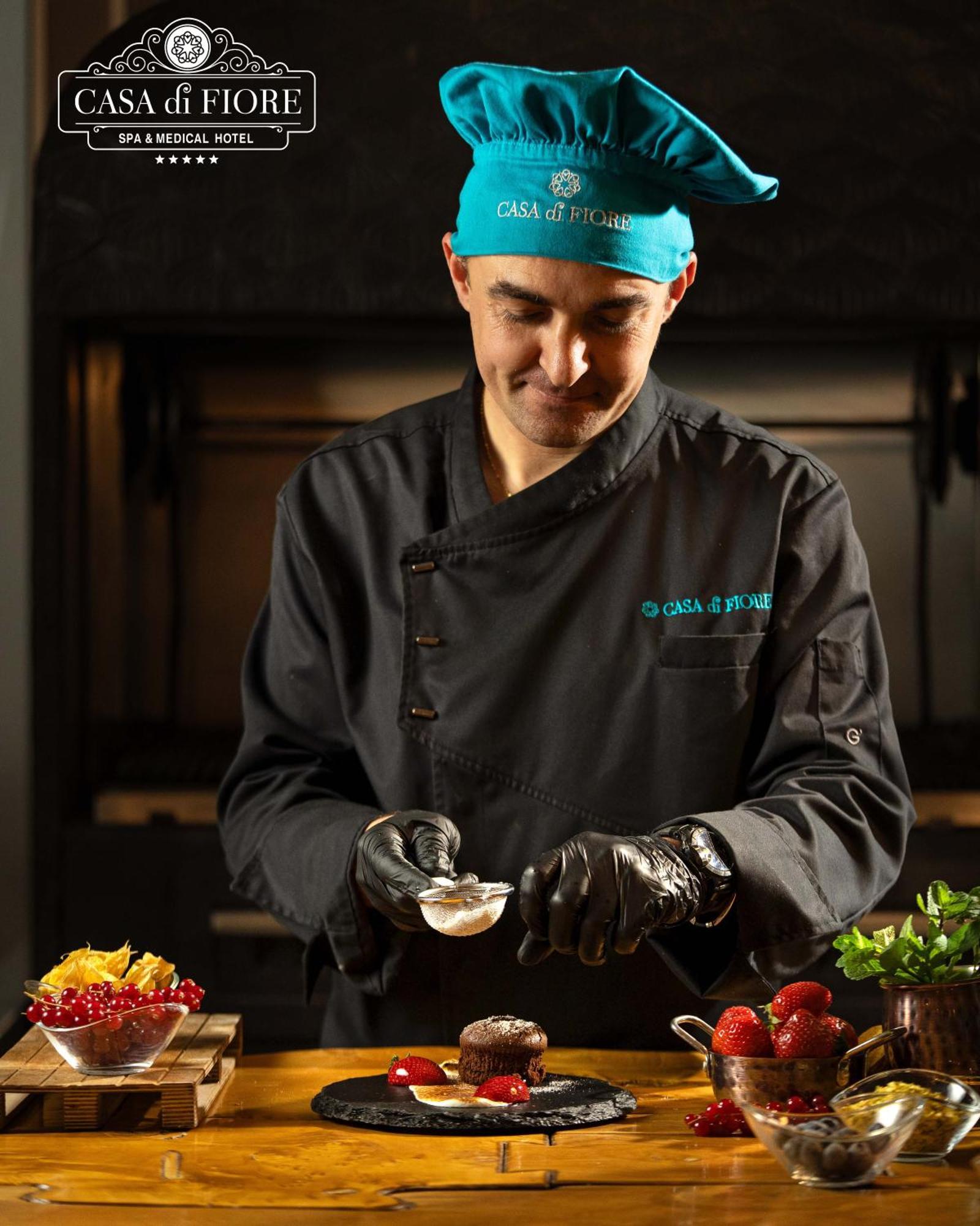 Casa Di Fiore Spa And Medical Hotel, Mineral Pools & Private Beach كرانيفو المظهر الخارجي الصورة A chef preparing food