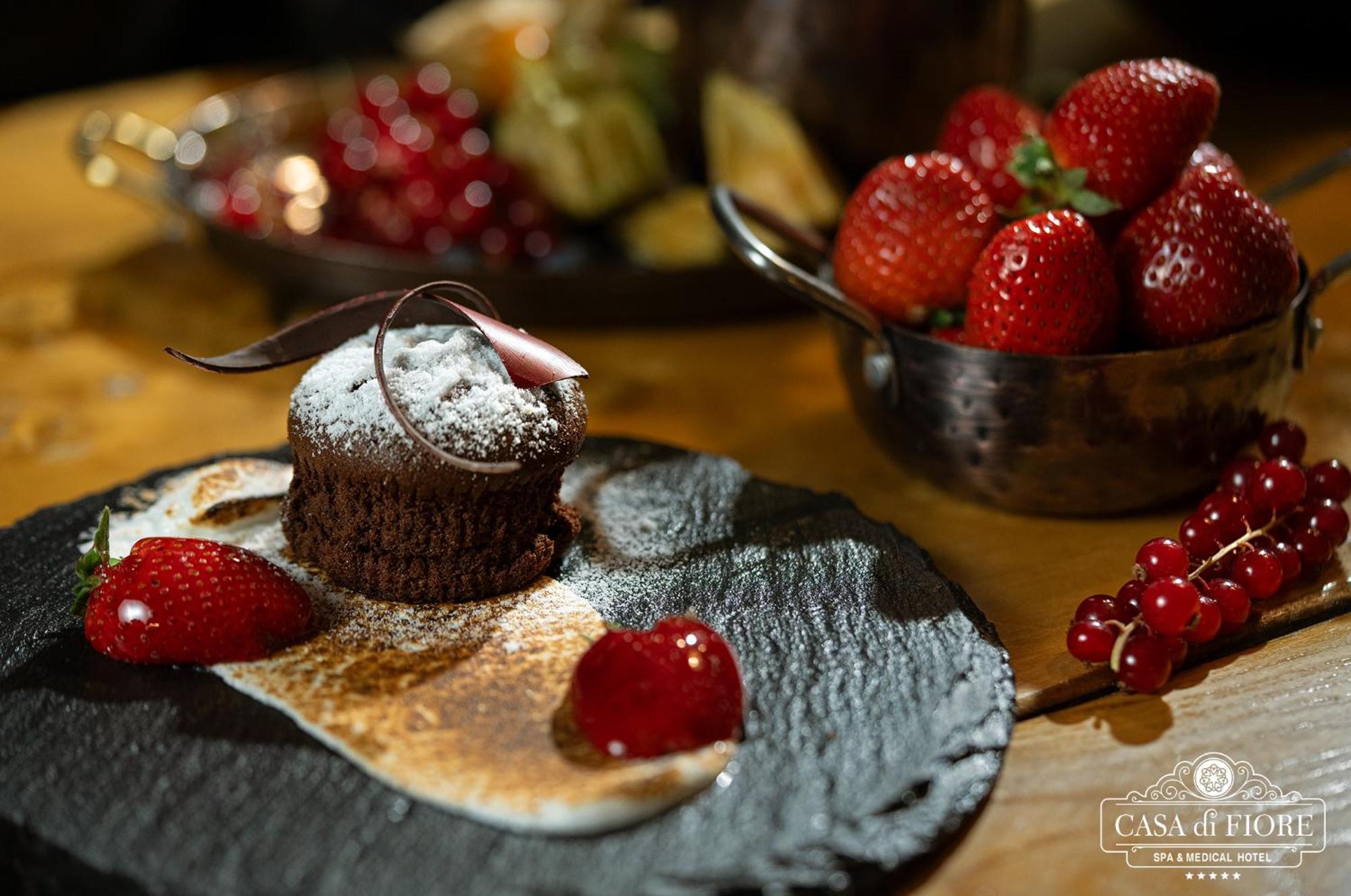 Casa Di Fiore Spa And Medical Hotel, Mineral Pools & Private Beach كرانيفو المظهر الخارجي الصورة A chocolate dessert