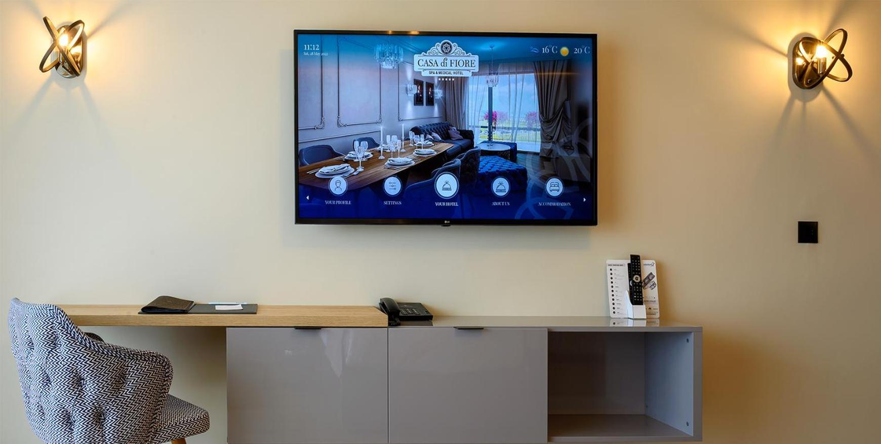 Casa Di Fiore Spa And Medical Hotel, Mineral Pools & Private Beach كرانيفو المظهر الخارجي الصورة A television with a built-in room automation system