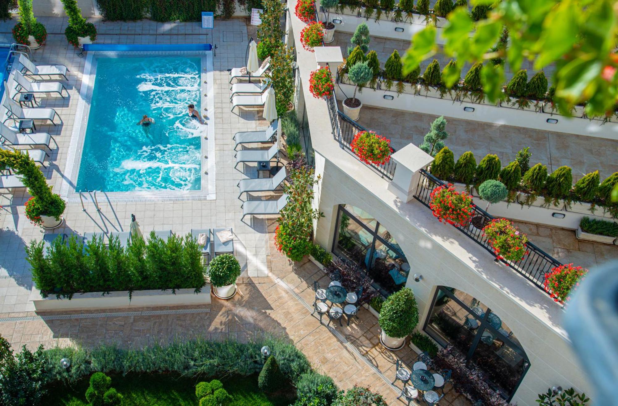 Casa Di Fiore Spa And Medical Hotel, Mineral Pools & Private Beach كرانيفو المظهر الخارجي الصورة The pool at the hotel