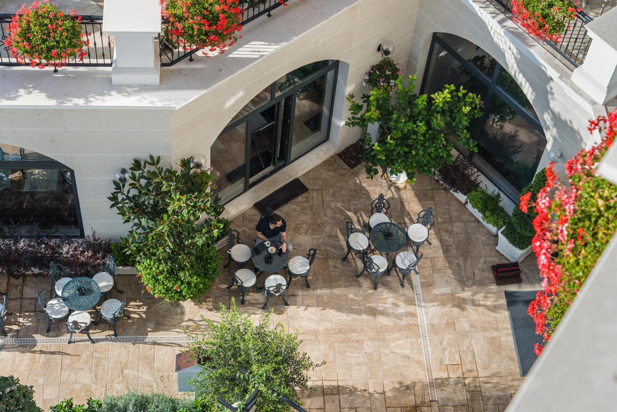 Casa Di Fiore Spa And Medical Hotel, Mineral Pools & Private Beach كرانيفو المظهر الخارجي الصورة The courtyard of the hotel