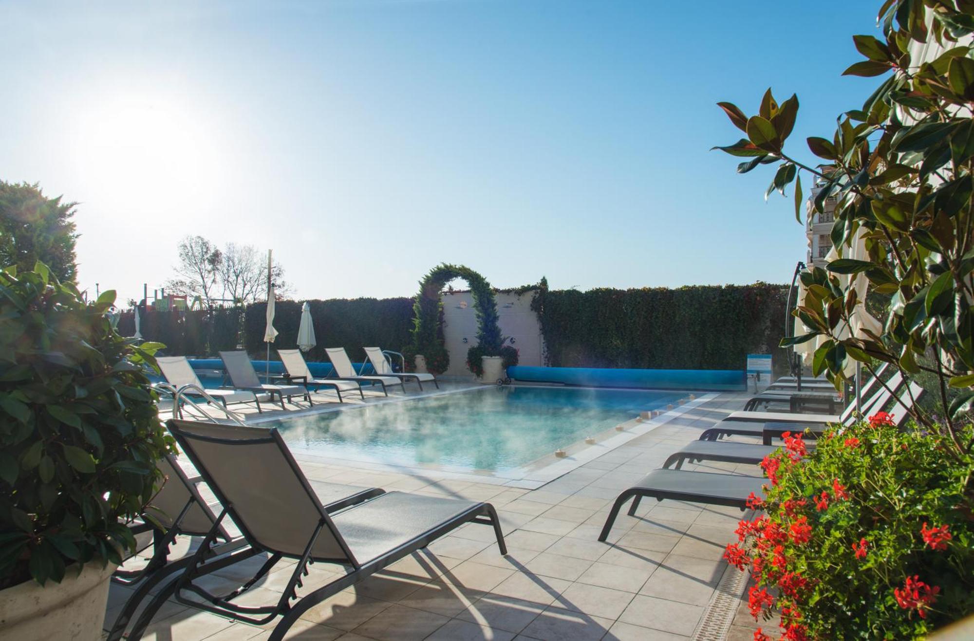 Casa Di Fiore Spa And Medical Hotel, Mineral Pools & Private Beach كرانيفو المظهر الخارجي الصورة The pool at the hotel